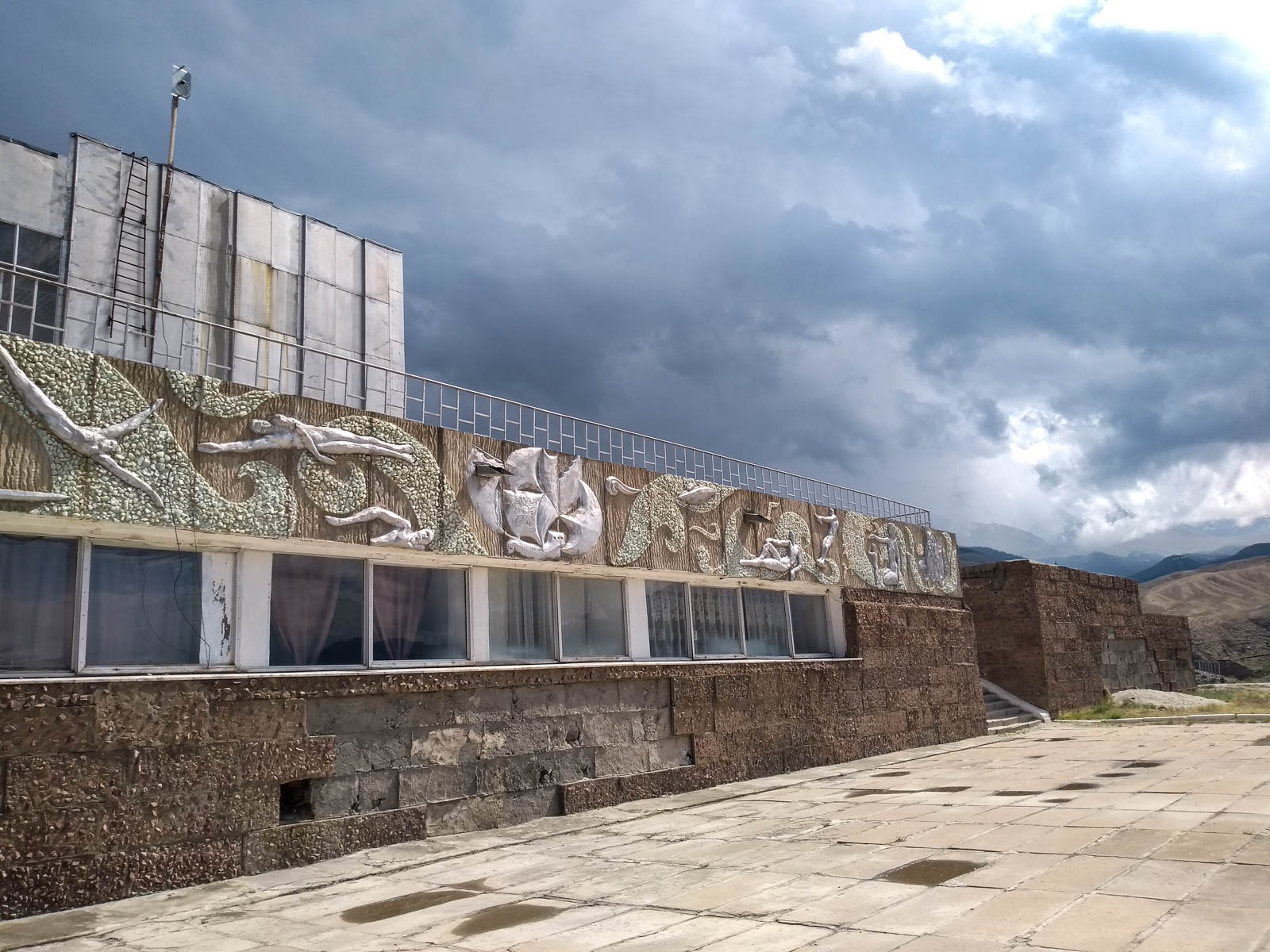 sanatorium-militaire-de-tamga-overland-aventure
